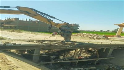 التصدي بحزم .. الري تزيح تعديات خرسانية من قلب ترعة بسوهاج
