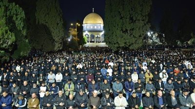 100 ألف مصلٍ يؤدون التراويح في المسجد الأقصى رغم قيود الاحتلال الإسرائيلي