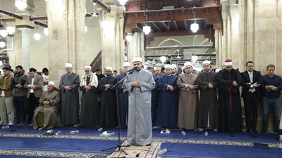 إمام الجامع الأزهر للمرة الأولى.. طالب طب يؤم الآلاف بتوجيهات الإمام الطيب