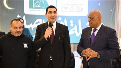 وزير الشباب والرياضة يشارك الصائمين الإفطار بالخيمة الرمضانية لمؤسسة مصر الخير