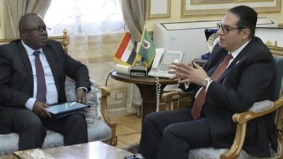 جامعة القاهرة تستقبل سفير زامبيا لبحث آفاق التعاون التعليمي والبحثي المشترك