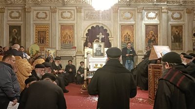 الإسكندرية في وداع القمص تادرس عطية الله.. آخر صلاة على الجثمان وسط حزن عميق