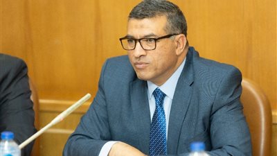 محافظ قنا يسلم كرسيًا متحركًا ومساعدات مالية لعدد من الأسر الأولى بالرعاية