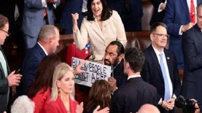 احتجاج بالكونجرس.. نائب ديمقراطي يواجه ترامب بلافتة تندد بفيديو 