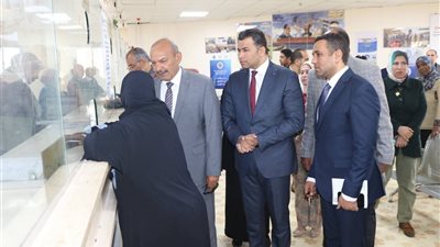 جولة تفقدية للمحافظ داخل المركز التكنولوجي بحي عتاقة لمتابعة الخدمات التي تقدم للمواطنين