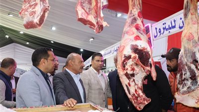 محافظ السويس في جولة مفاجئة لمتابعة الاسعار وتوافر السلع ويشدد على منع التعديات ورفع الإشغالات من الشوارع 
