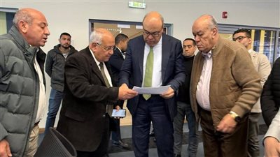 وزير الطيران المدني يتفقد غرفة الأزمات بمطار القاهرة لمتابعة حركة التشغيل بعد إغلاق مجالات جوية بدول مجاورة