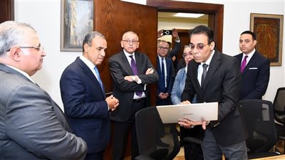 وزير الخارجية يتفقد خلية العمل بالقطاع القنصلي لمتابعة أوضاع الجاليات المصرية في المنطقة