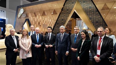 وزير السياحة والآثار يستقبل كبار الزوار في الجناح المصري بـ