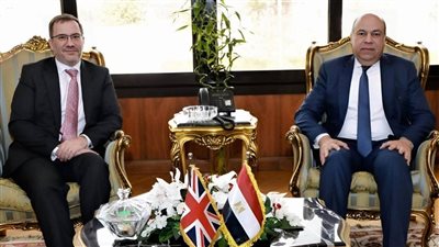 وزير الطيران يستقبل السفير البريطاني لتعزيز التعاون في النقل الجوي وتطوير المطارات