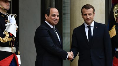 السيسي وماكرون يبحثان ببرج العرب تطورات الشرق الأوسط وتعزيز الشراكة الثنائية