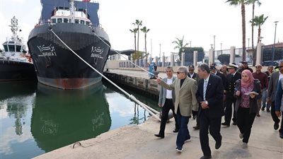 رئيس هيئة قناة السويس يتابع انتظام الملاحة وجاهزية الوحدات البحرية بالإسماعيلية