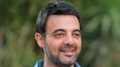 عمرو محمود ياسين في ميزان النقد.. عبقرية الكتابة وسحر الأداء الدرامي