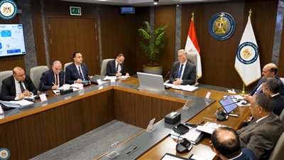 وزير البترول يشيد بشركة 