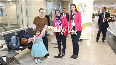 مطار القاهرة الدولي يحتفل مع المسافرات بيوم المرأة العالمي