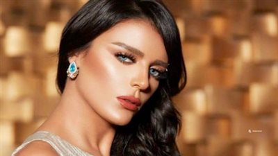 باللون الأبيض وحليقة الرأس.. إطلالة رمضانية مؤثرة للفنانة هبة السيسي