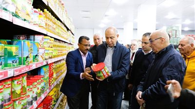 محافظ المنيا يفتتح مجمعا استهلاكيا بالمنيا الجديدة بخصومات 30%