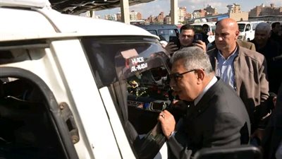 محافظ الدقهلية يتفقد الموقف الجديد بطلخا لمتابعة الالتزام بالتعريفة الجديدة والاستماع لشكاوى المواطنين والسائقين
