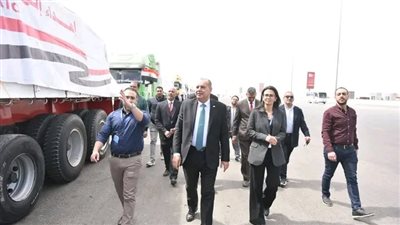 130 طنًا من المساعدات الإنسانية يتم نقلها عبر 22 شاحنة لدعم الأشقاء الفلسطينيين