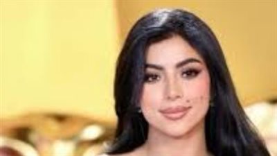 بين التحديات العائلية والنجاح الفني: كارولين عزمي تفتح صندوق أسرارها في 
