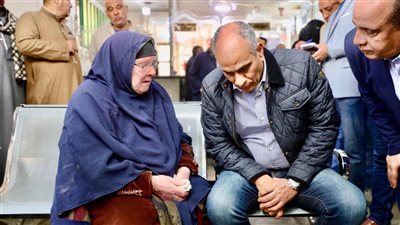  محافظ كفرالشيخ يستجيب لشكوى سيدة عجوز خلال جولته بالرياض