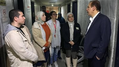 جولة مفاجئة لنائب وزير الصحة بمنشآت المعادي.. قرارات عاجلة لتخفيف الزحام وتحسين الخدمات
