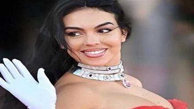 لمسات جمالية دافئة: سر المظهر البرونزي لجورجينا رودريغيز في عرض فالنتينو