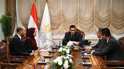 وزير الشباب والرياضة خلال لقاءه مع لاعبة المنتخب الوطني للشطرنج شروق وفا