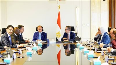 وزيرا التخطيط والمالية يبحثان مع وفد البنك الدولي والأفريقي آليات مبتكرة لتمويل البنية التحتية