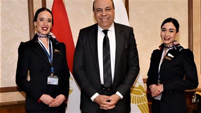 وزير الطيران يثمن أداء واحترافية مضيفتين جويتين من مصر للطيران تقديرًا لتصرفهما الإنساني المُشرف على متن إحدى الرحلات الجوية