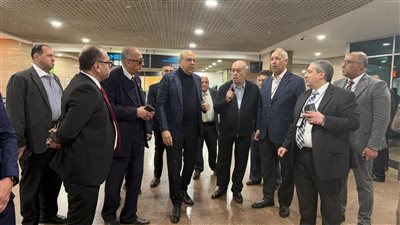 في أول أيام عيد الفطر المبارك..  وزير الطيران  يتفقد مطار القاهرة  لمتابعة انتظام حركة التشغيل والتأكد من انسيابية الإجراءات وجودة الخدمات المقدمة للمسافرين..