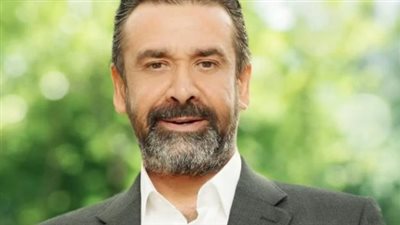 كريم عبدالعزيز ينعى والدة أحمد حلمي برسالة مؤثرة.. ونجوم الفن يساندون الأسرة