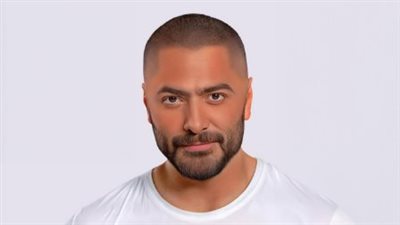 قصة صعود تامر حسني: الموهبة التي بدأت من حفلات الجامعة إلى هوليوود