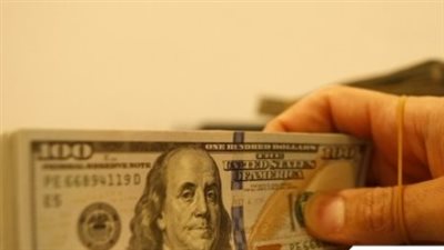 البنك المركزي يحسم سعر الصرف.. هدوء يسود تعاملات الدولار بمنتصف الأسبوع