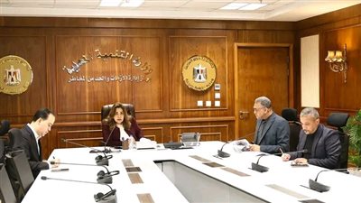 وزيرة التنمية المحلية والبيئة تتابع من مركز سيطرة الشبكة الوطنية للطوارئ بالوزارة جهود المحافظات في التعامل مع مياه الأمطار 