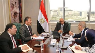 وزير الكهرباء والطاقة المتجددة يجتمع بخلية إدارة الأزمة ويتابع خطة التشغيل لتأمين الشبكة الموحدة