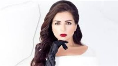 الظهور الأول للفنانة مي عز الدين بعد جراحة 