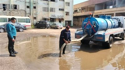 محافظ القليوبية يتابع شفط مياه الأمطار بشبين القناطر عبر غرفة الأزمات