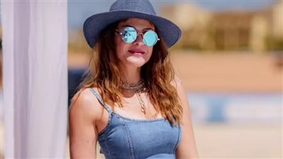 هيدي كرم تتألق بفستان جينز وقبعة أنيقة في أحدث ظهور لها خارج البلاد
