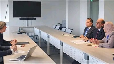 وزير العمل يلتقي قيادات إدارتي معايير العمل الدولية وحوكمة العمل وثلاثية الأطراف بالمنظمة