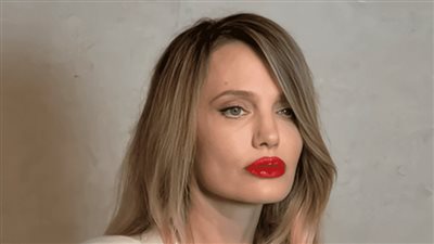 ملامح باهتة أم بوتوكس زائد؟.. إطلالة أنجلينا جولي Angelina Jolie في شنغهاي تقسم جمهورها!.. هل بالغت في عمليات شد الوجه؟