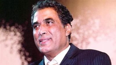 «الإمبراطور الذي لا يُكرر».. أحمد زكي أيقونة الأداء المتجدد وصاحب المدرسة الخالدة في السينما المصرية