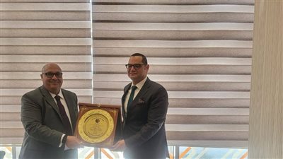 حقوق عين شمس تكرم المستشار شريف الشاذلي بدرع اليوبيل الماسي تقديراً لمسيرته القانونية