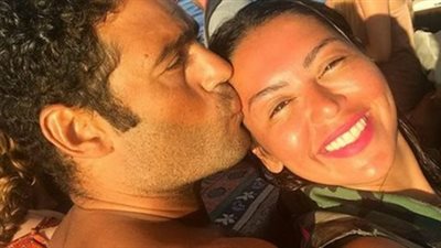 تحليل إطلالة لقاء الخميسي وعبد المنصف في معرض الفن التشكيلي: حب أم محاولة للتماسك؟