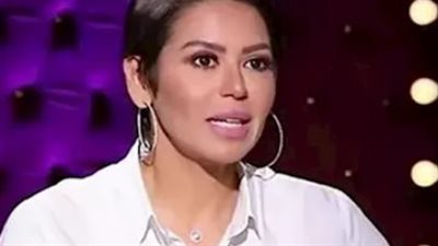 حقيقة توتر العلاقة بين لقاء الخميسي وزوجها.. رد حاسم من الفنانة على تحليلات لغة الجسد