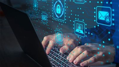 حساباتنا في خطر.. كيف تدير عصابات الإنترنت الابتزاز الرقمي بلا اقتحام؟