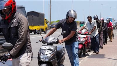 الجارديان: تداعيات الحرب الإيرانية تدفع العالم لتغيير أسلوب حياته للحد من الاستهلاك