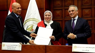وزير العدل يكرم المستشارة مي عبد الدايم.. أول سيدة ترأس دائرة تجارية بالقاهرة الجديدة