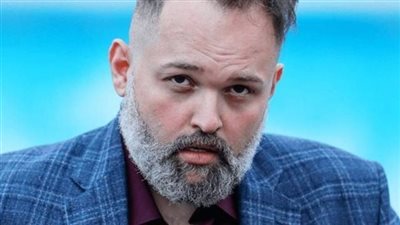 الفنان محمد محمود عبد العزيز يظهر بعكاز ويطلب الدعاء من جمهوره