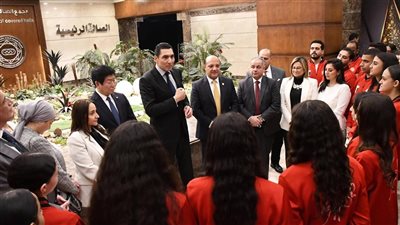 وزير الشباب يلتقي لاعبي المنتخب القومي للجمباز ويحثهم على التميز في البطولة الأفريقية